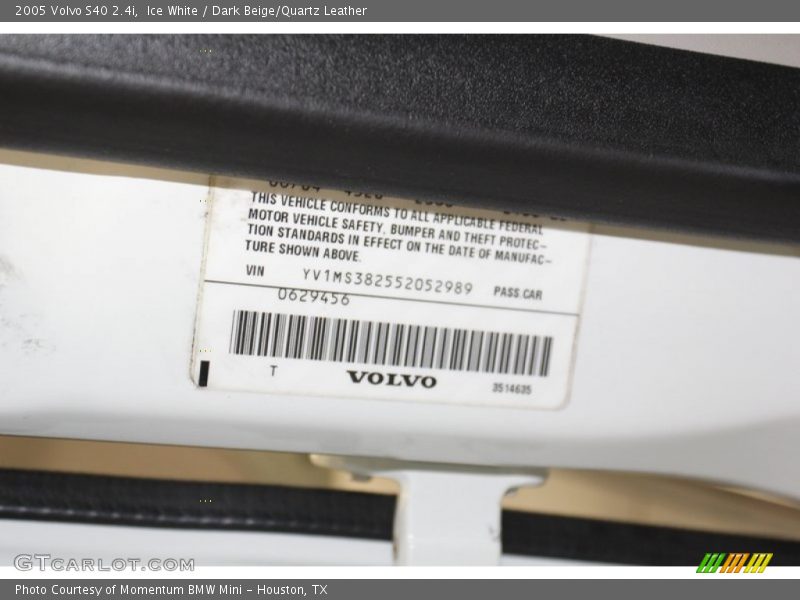 Ice White / Dark Beige/Quartz Leather 2005 Volvo S40 2.4i