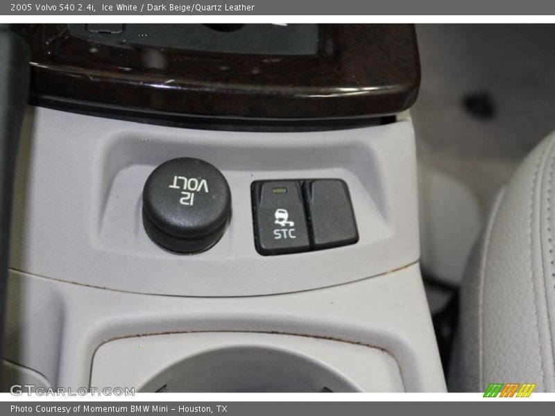 Ice White / Dark Beige/Quartz Leather 2005 Volvo S40 2.4i