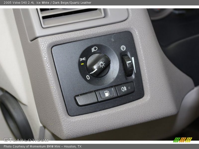 Ice White / Dark Beige/Quartz Leather 2005 Volvo S40 2.4i
