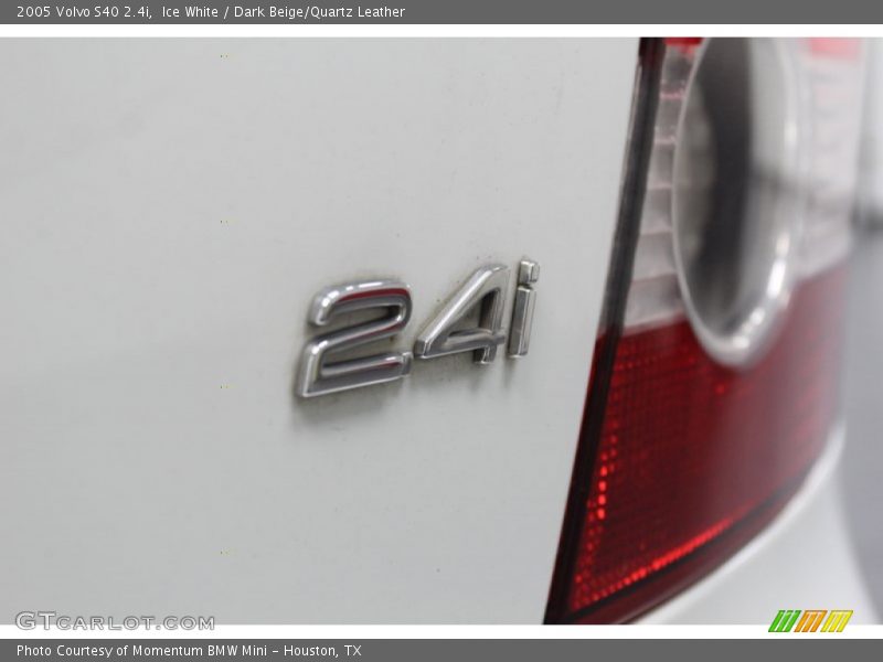 Ice White / Dark Beige/Quartz Leather 2005 Volvo S40 2.4i