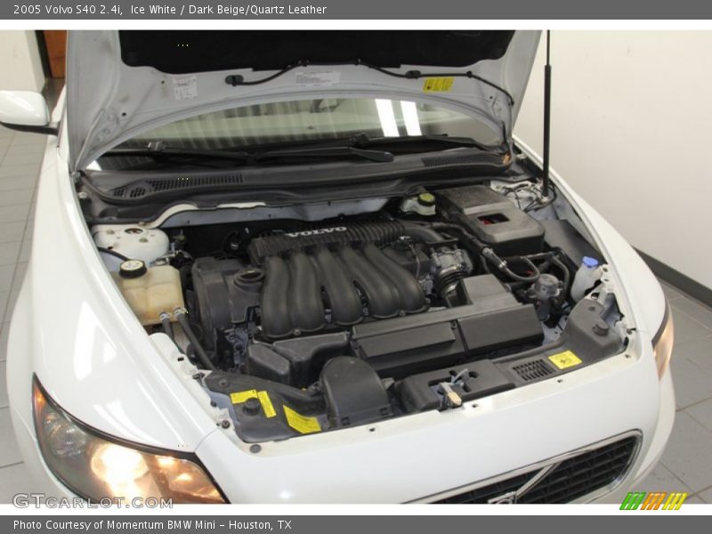 Ice White / Dark Beige/Quartz Leather 2005 Volvo S40 2.4i