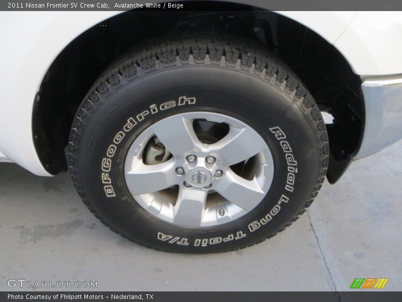 Avalanche White / Beige 2011 Nissan Frontier SV Crew Cab