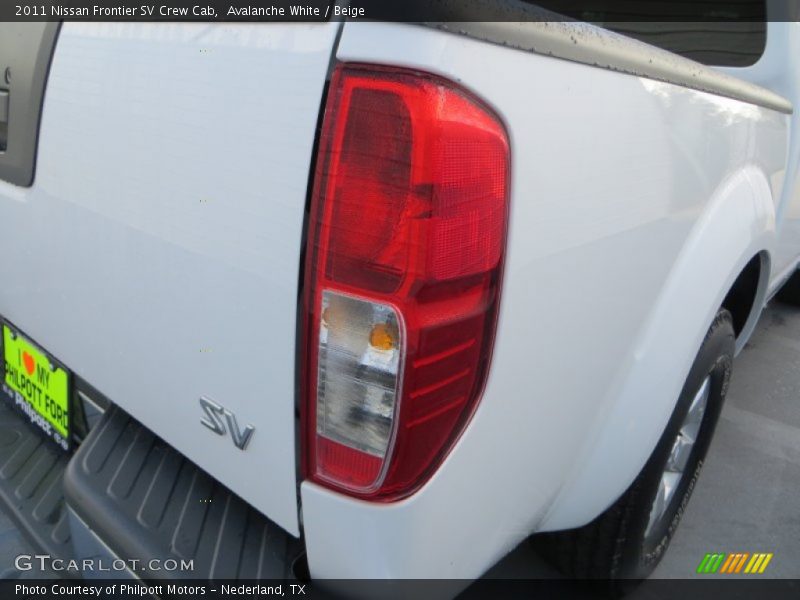 Avalanche White / Beige 2011 Nissan Frontier SV Crew Cab