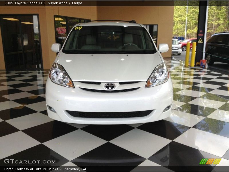 Super White / Taupe 2009 Toyota Sienna XLE