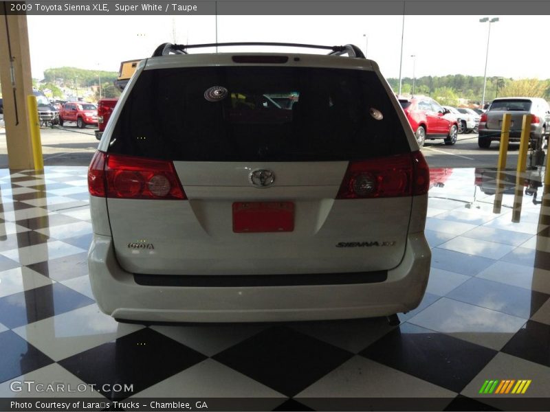 Super White / Taupe 2009 Toyota Sienna XLE