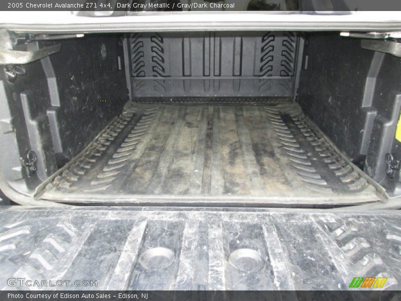Dark Gray Metallic / Gray/Dark Charcoal 2005 Chevrolet Avalanche Z71 4x4