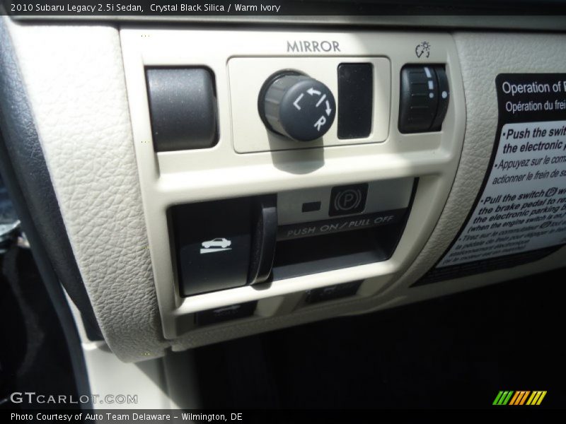 Crystal Black Silica / Warm Ivory 2010 Subaru Legacy 2.5i Sedan