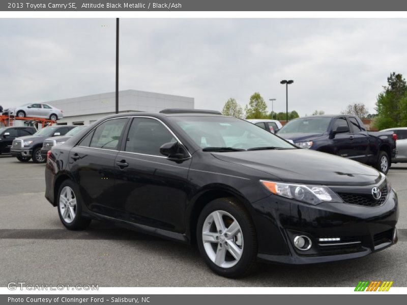 Front 3/4 View of 2013 Camry SE