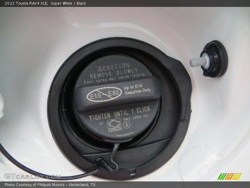 Super White / Black 2013 Toyota RAV4 XLE
