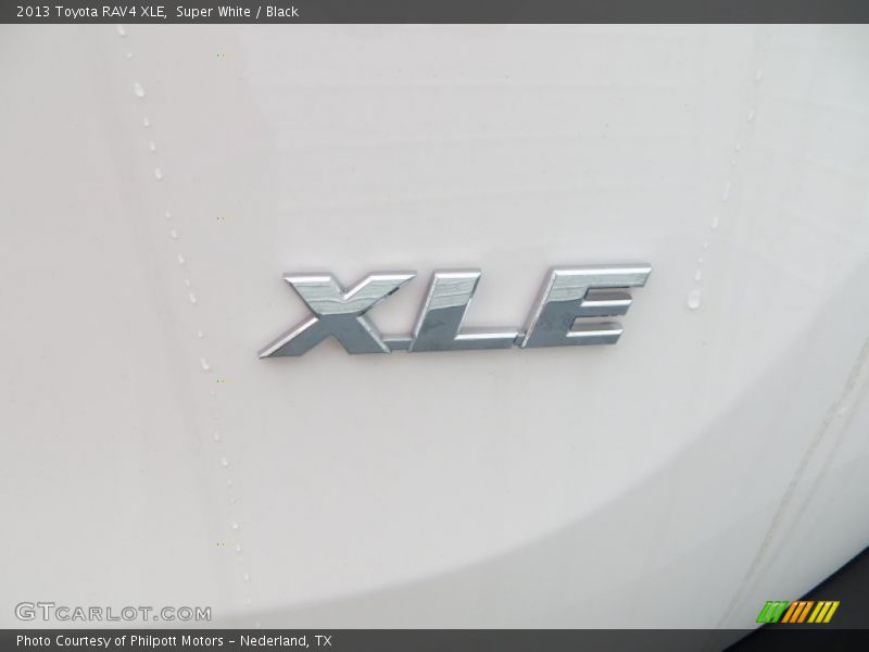 Super White / Black 2013 Toyota RAV4 XLE