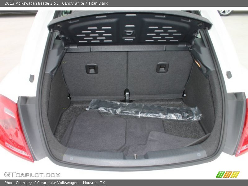 Candy White / Titan Black 2013 Volkswagen Beetle 2.5L
