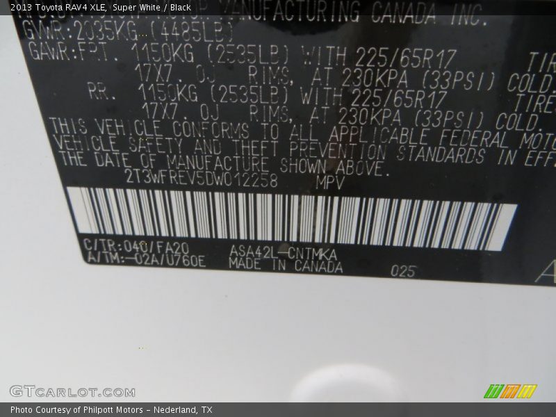 Super White / Black 2013 Toyota RAV4 XLE