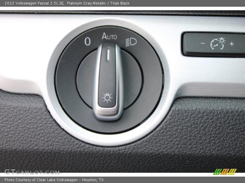 Platinum Gray Metallic / Titan Black 2013 Volkswagen Passat 2.5L SE