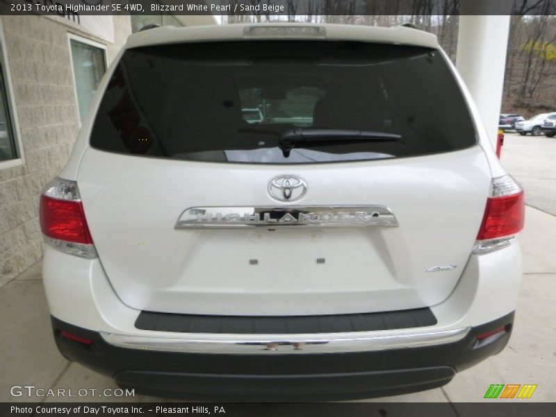 Blizzard White Pearl / Sand Beige 2013 Toyota Highlander SE 4WD