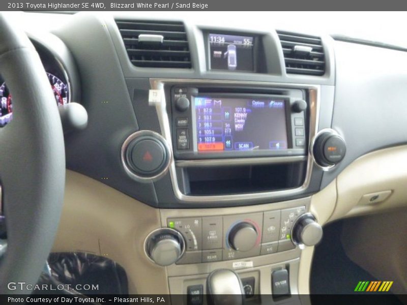 Blizzard White Pearl / Sand Beige 2013 Toyota Highlander SE 4WD