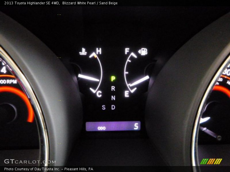 Blizzard White Pearl / Sand Beige 2013 Toyota Highlander SE 4WD
