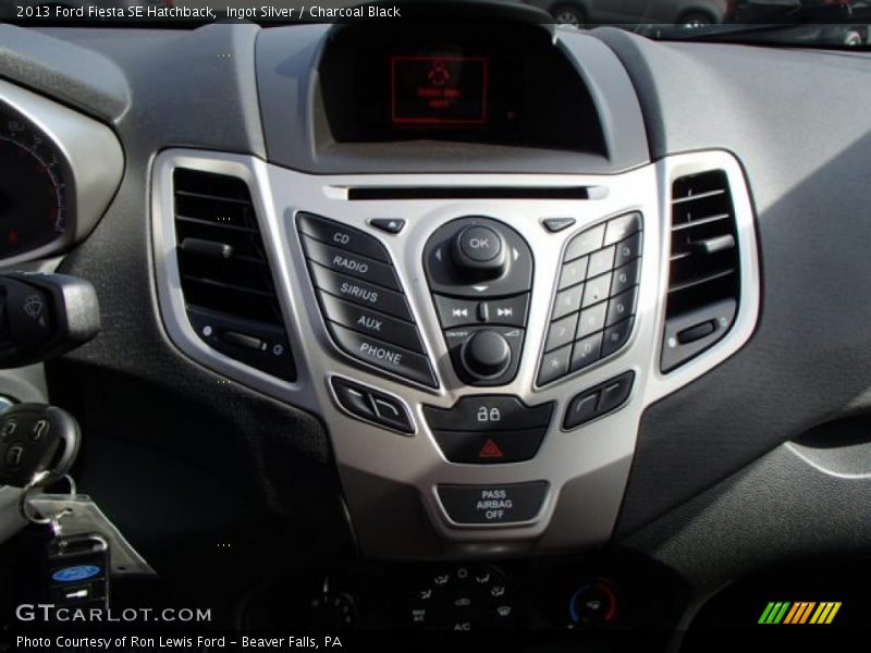 Ingot Silver / Charcoal Black 2013 Ford Fiesta SE Hatchback