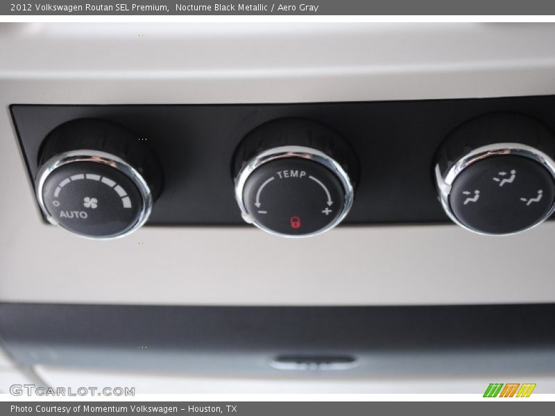 Nocturne Black Metallic / Aero Gray 2012 Volkswagen Routan SEL Premium
