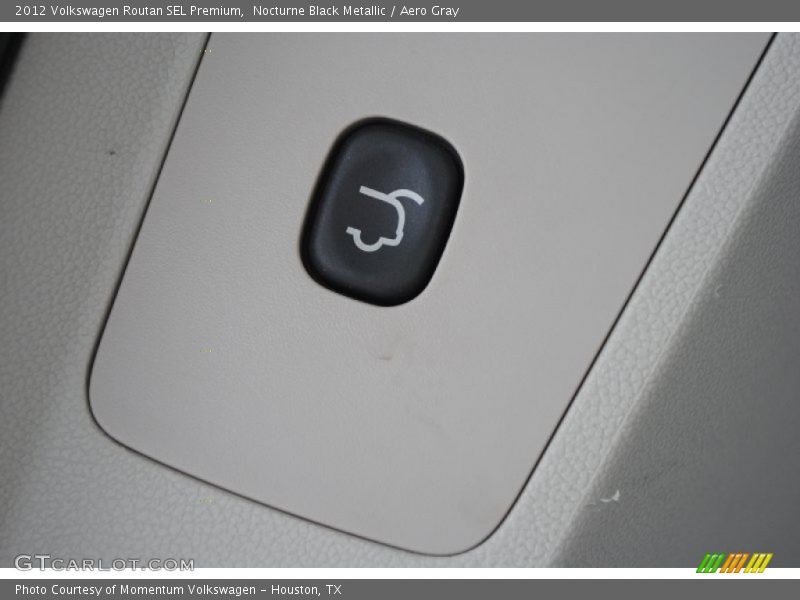 Nocturne Black Metallic / Aero Gray 2012 Volkswagen Routan SEL Premium
