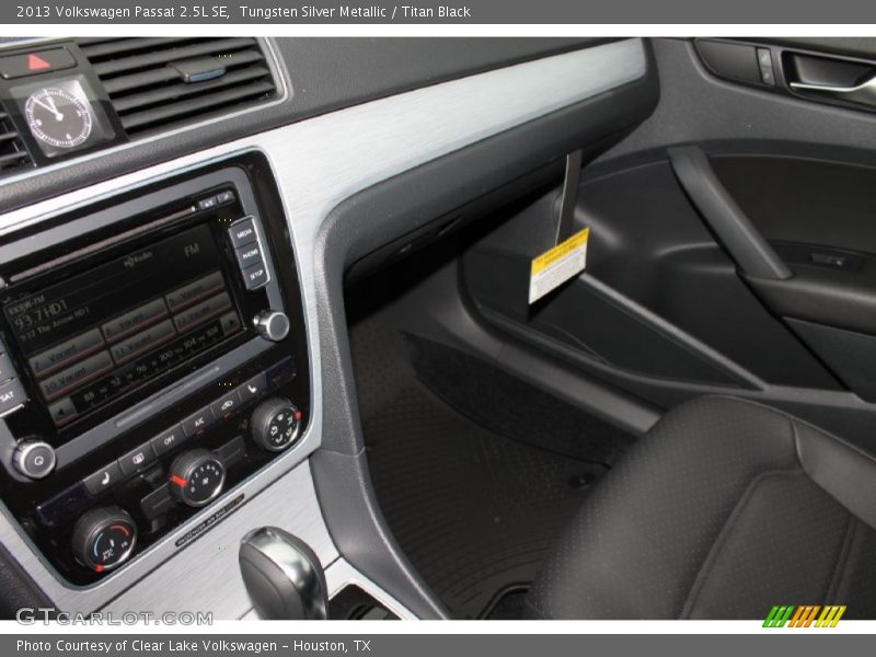 Tungsten Silver Metallic / Titan Black 2013 Volkswagen Passat 2.5L SE