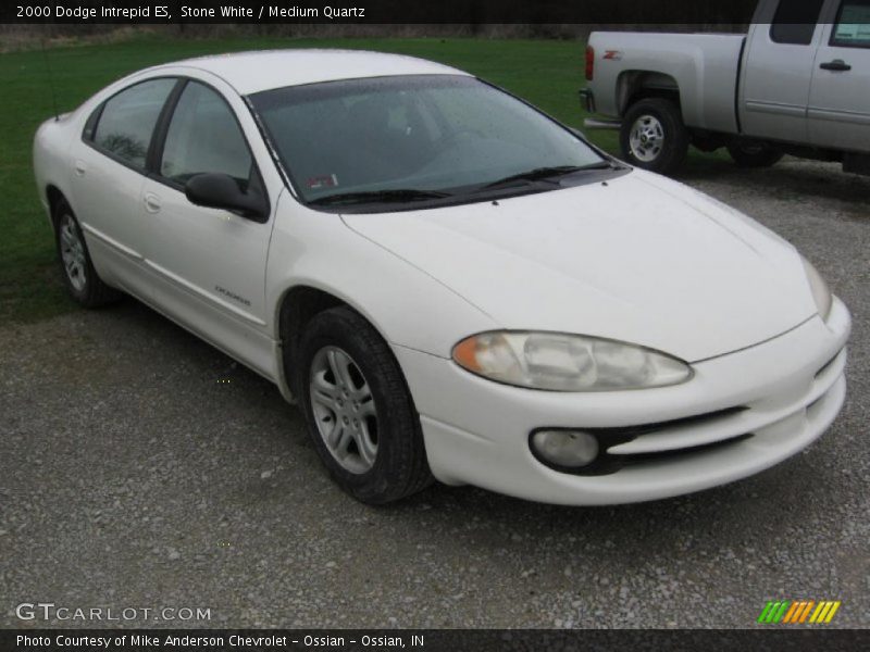 Front 3/4 View of 2000 Intrepid ES