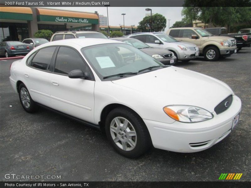 Front 3/4 View of 2007 Taurus SE