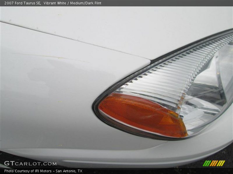 Vibrant White / Medium/Dark Flint 2007 Ford Taurus SE