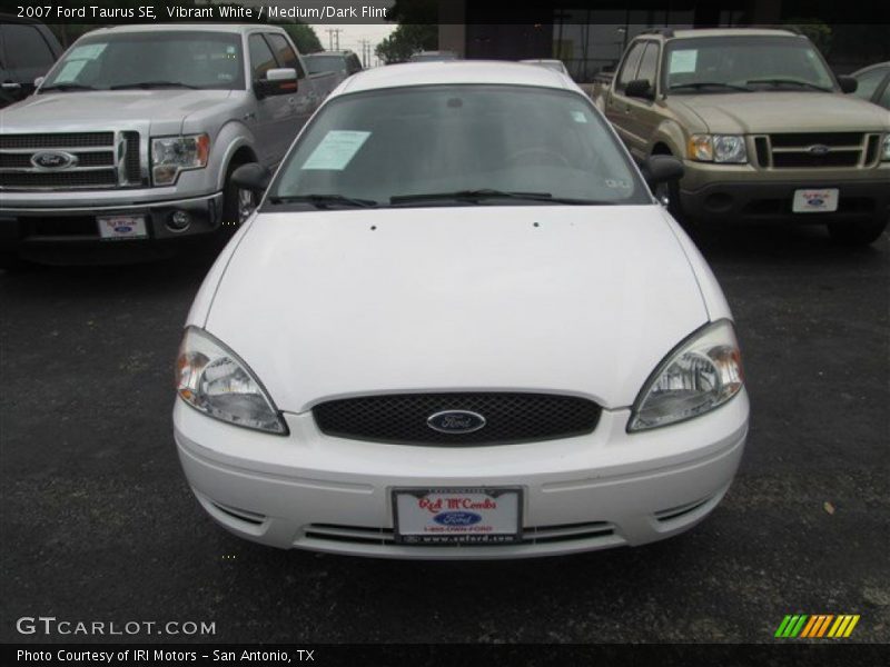 Vibrant White / Medium/Dark Flint 2007 Ford Taurus SE