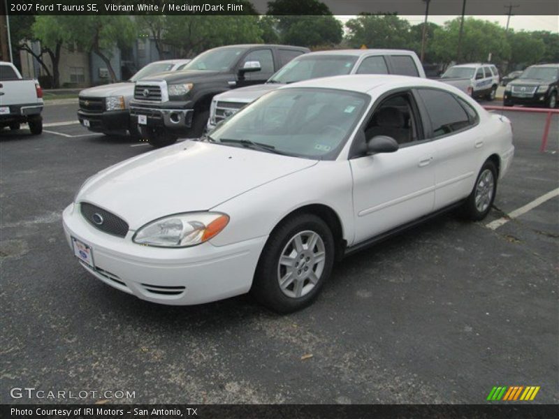 Vibrant White / Medium/Dark Flint 2007 Ford Taurus SE