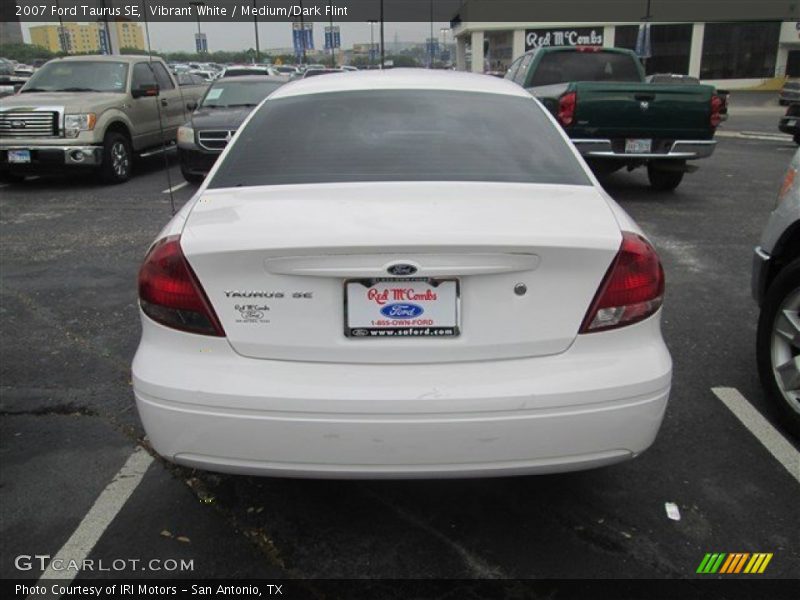 Vibrant White / Medium/Dark Flint 2007 Ford Taurus SE