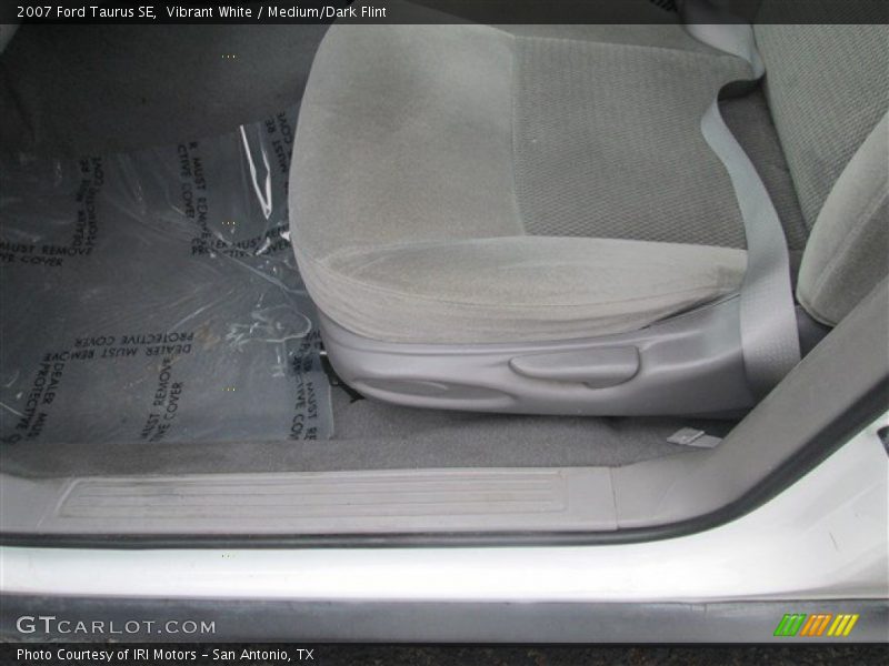 Vibrant White / Medium/Dark Flint 2007 Ford Taurus SE