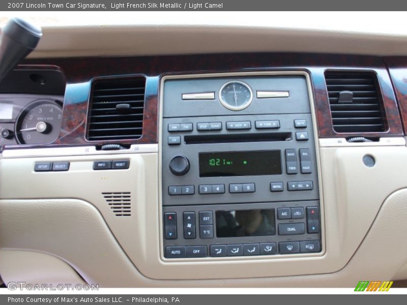 Controls of 2007 Town Car Signature