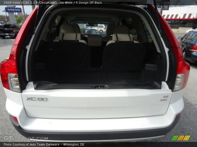 Ice White / R Design Off Black 2009 Volvo XC90 3.2 R-Design AWD