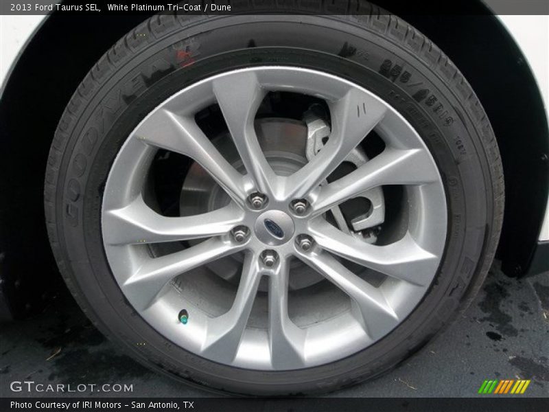 White Platinum Tri-Coat / Dune 2013 Ford Taurus SEL