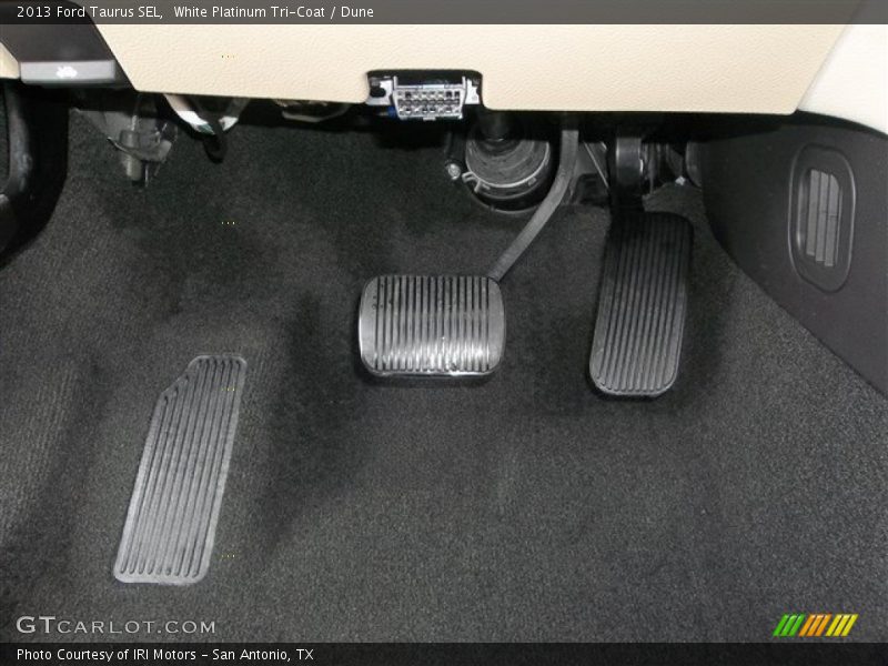 White Platinum Tri-Coat / Dune 2013 Ford Taurus SEL