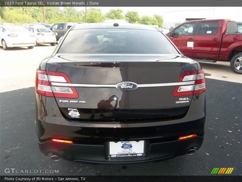 Kodiak Brown Metallic / Dune 2013 Ford Taurus SEL