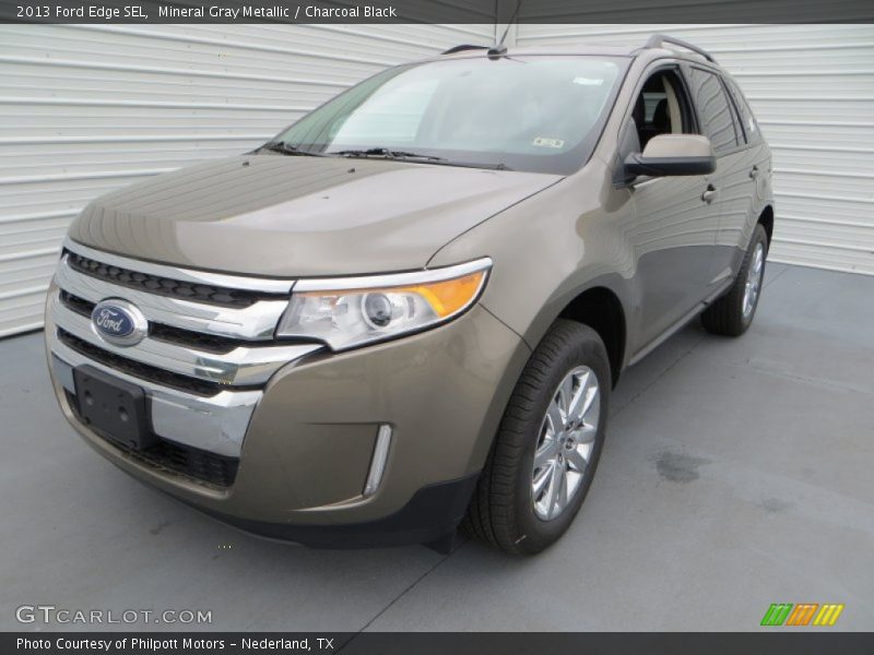 Front 3/4 View of 2013 Edge SEL