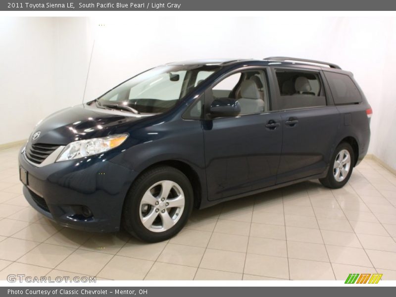 Front 3/4 View of 2011 Sienna LE