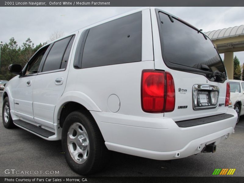 Oxford White / Medium Parchment 2001 Lincoln Navigator