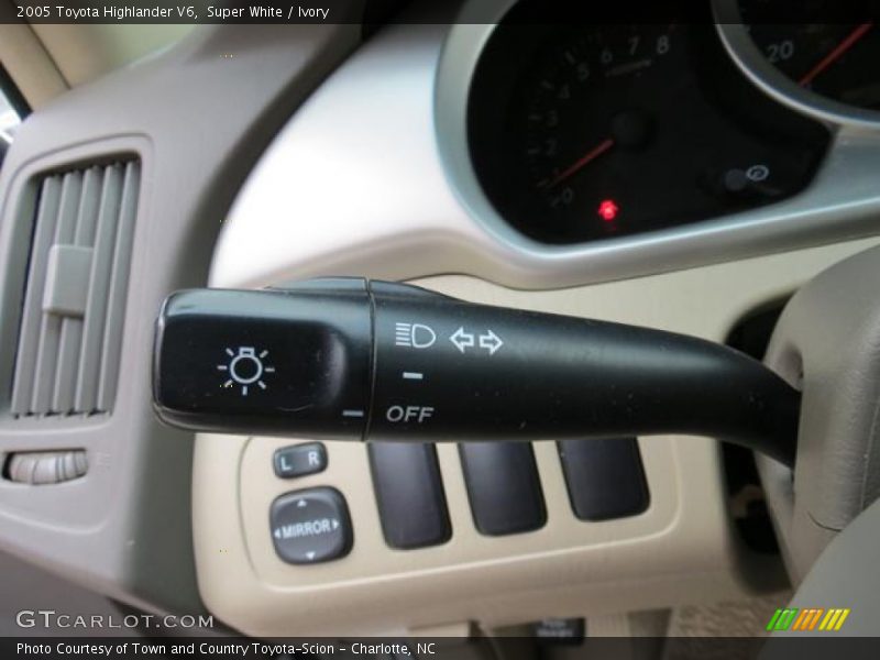 Super White / Ivory 2005 Toyota Highlander V6