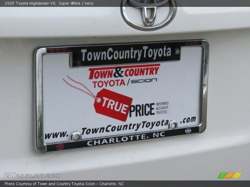 Super White / Ivory 2005 Toyota Highlander V6