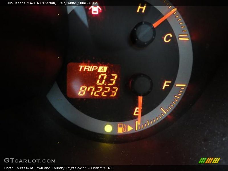 Rally White / Black/Blue 2005 Mazda MAZDA3 s Sedan