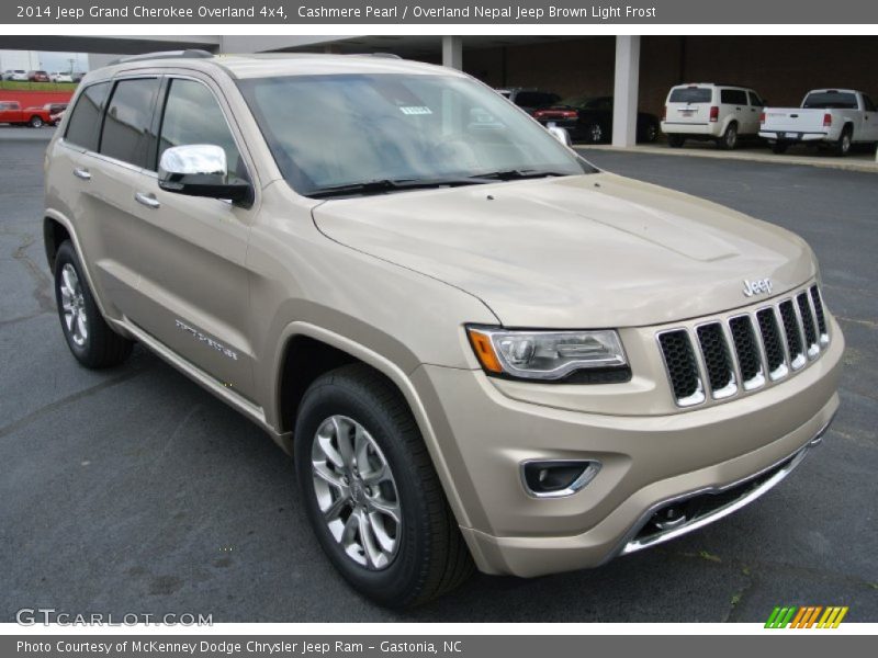 Front 3/4 View of 2014 Grand Cherokee Overland 4x4