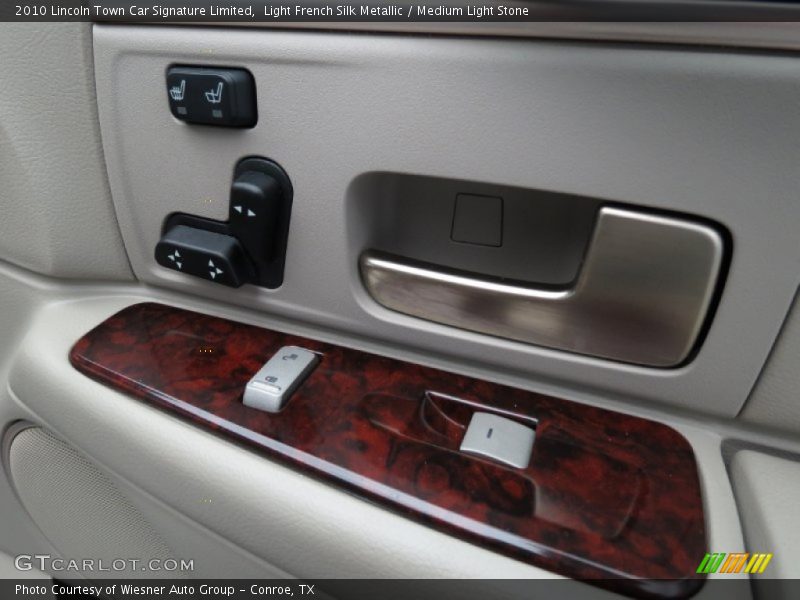 Controls of 2010 Town Car Signature Limited