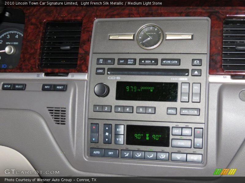 Controls of 2010 Town Car Signature Limited