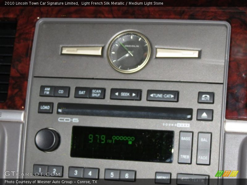 Controls of 2010 Town Car Signature Limited