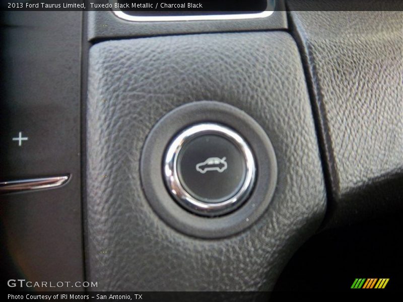 Tuxedo Black Metallic / Charcoal Black 2013 Ford Taurus Limited