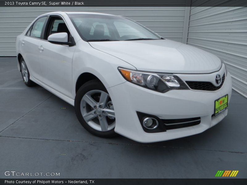 Super White / Black 2013 Toyota Camry SE