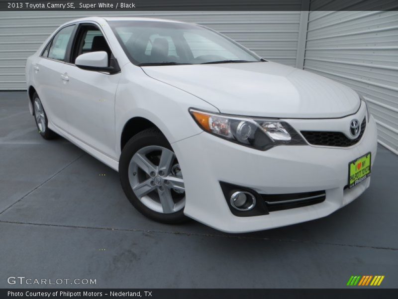 Super White / Black 2013 Toyota Camry SE
