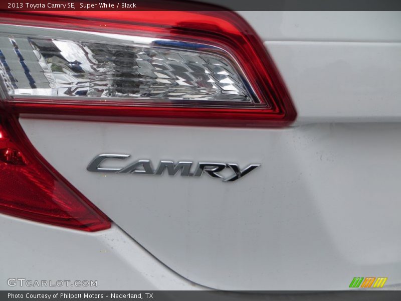 Super White / Black 2013 Toyota Camry SE